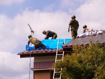 屋根の応急修復作業