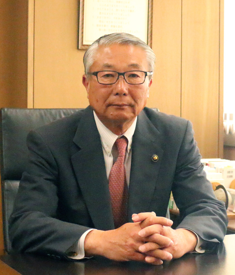 鹿間陸郎市長