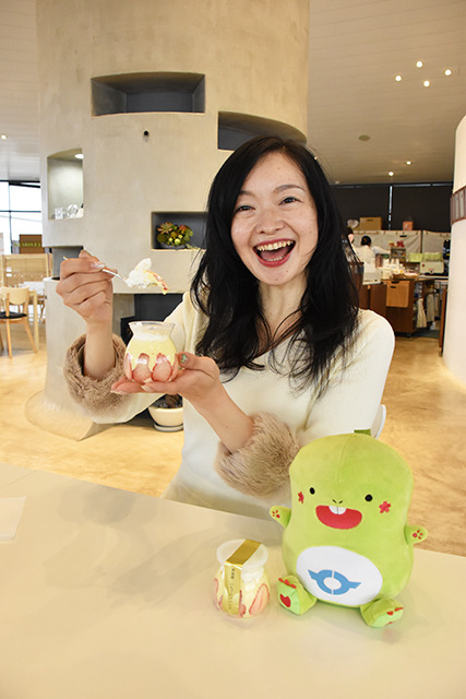 いちごのババロアを食べる土肥美木子さん