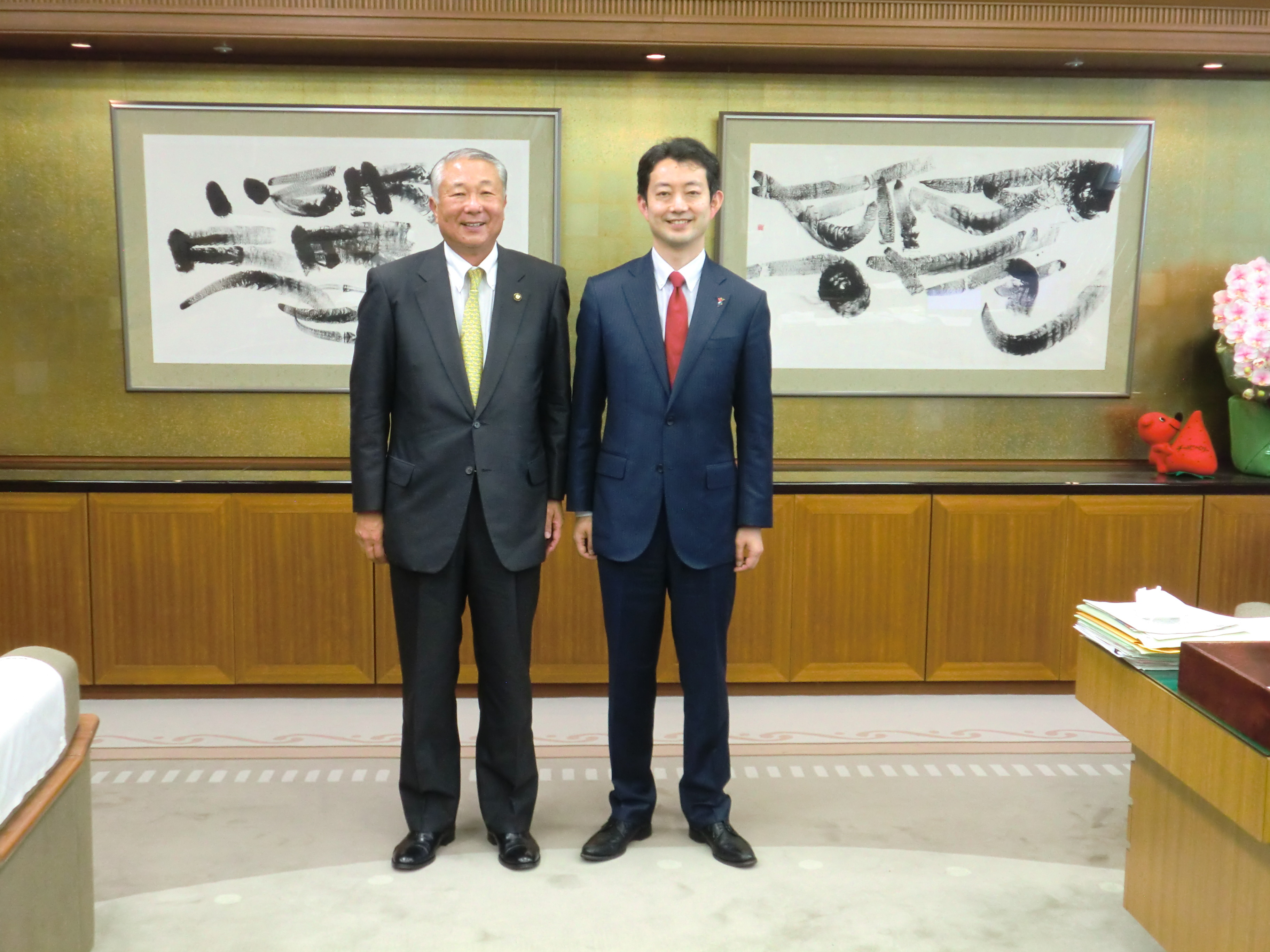 知事面会2人立ち姿写真