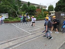 ロータリーで横断する子どもたち1