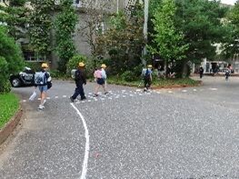 ロータリーを横断する子どもたち2