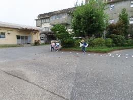 ロータリーを横断する子どもたち3