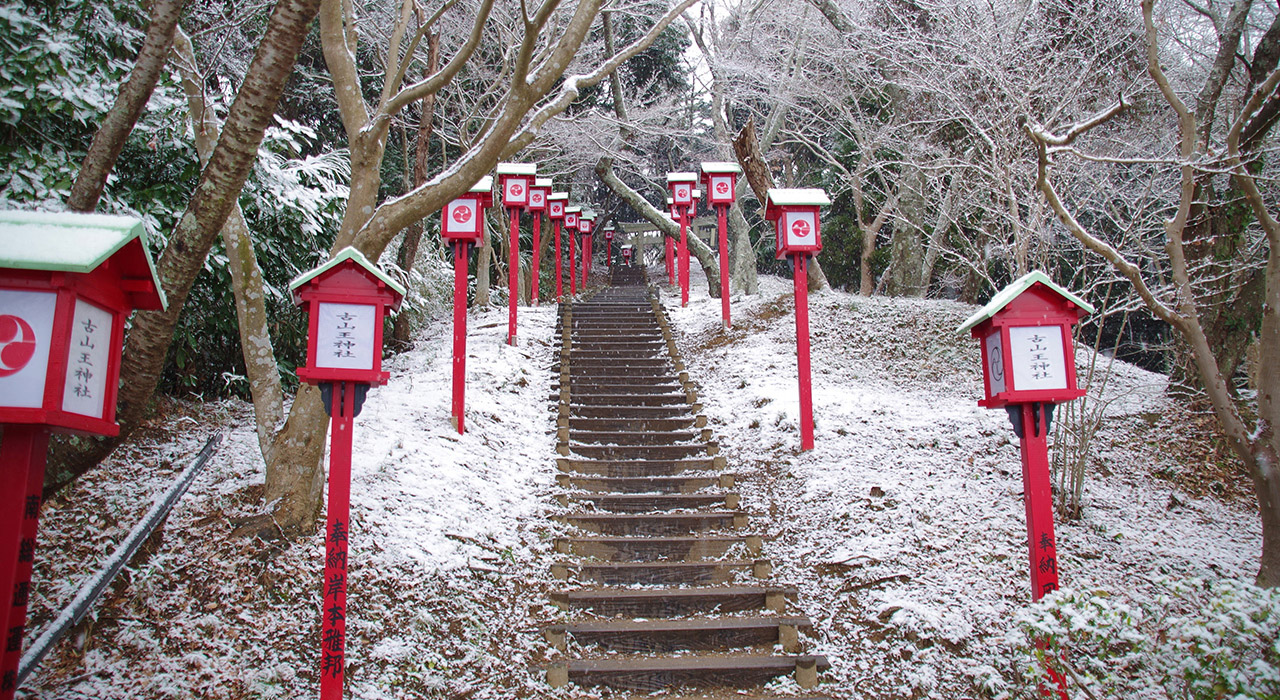 雪の古山王神社