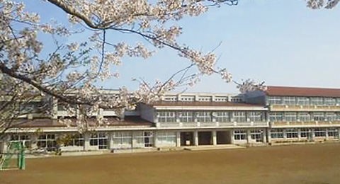 東小学校と桜